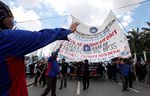 Buruh Blokir Jalan, Lalin di Depan DPR Dialihkan