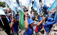 Para buruh yang mayoritas mengenakan baju berwarna biru meneriakkan yel-yel menolak kenaikan harga BBM.