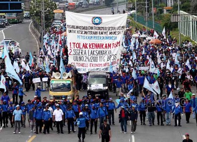 Buruh Blokir Jalan, Lalin di Depan DPR Dialihkan