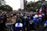 Gagal masuk bandara, para buruh menggelar orasi di Jalan Suradarma, Kota Tangerang.