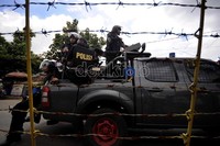 Polisi anti huru hara juga dikerahkan untuk menghadang buruh.