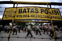 Polisi bertameng disiagakan di Jalan Suradarma, Kota Tangerang.
