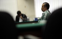 Sama seperti I Nyoman Suinasaya, terdakwa kasus suap Kemenakertrans, Dadong Irbarelawan, juga dianggap bersalah dan divonis tiga tahun penjara.