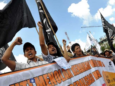 Demo BBM, Massa HTI Geruduk Istana