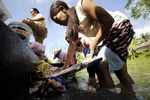 Kekurangan Air Bersih, Warga Mencuci di Sungai