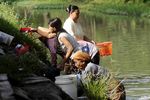 Kekurangan Air Bersih, Warga Mencuci di Sungai