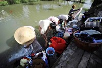 Masyarakat yang tinggal di kawasan tersebut tak sedikit yang memanfaatkan air kali untuk keperluan mandi dan mencuci.
