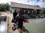 Kekurangan Air Bersih, Warga Mencuci di Sungai