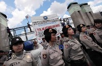 Para polwan bersiaga di depan gerbang gedung DPR, Jakarta.