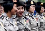 Senyum Manis Polwan Cantik Dinginkan Demo Buruh