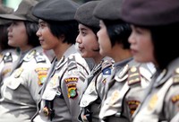 Para polwan berparas ayu itu membentuk barikade di depan gerbang gedung DPR, Jakarta.