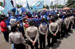 Senyum Manis Polwan Cantik Dinginkan Demo Buruh