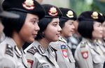 Senyum Manis Polwan Cantik Dinginkan Demo Buruh