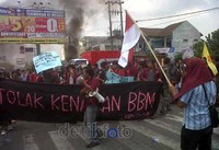 Mobil boks milik pertamina yang membawa pelumas bernopol BK 6677 YY yang melintas langsung dihentikannya dan disandera.