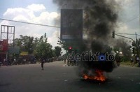 Truk pembawa elpiji bernopol BK 9049 FFA yang melintas di lokasi serupa juga turut disandera.