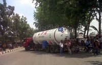 Ban bekas juga dibakar di tengah jalan sehingga tak bisa dilalui oleh kendaraan dilokasi tersebut