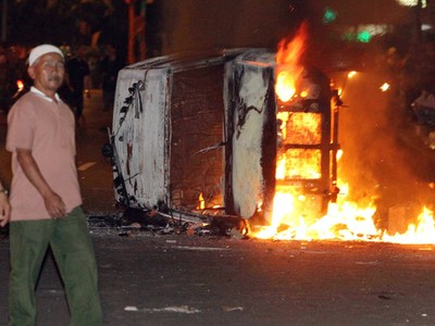 Salemba Kian Mencekam, Mobil Dibakar