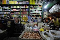 Para pedagang mulai menaikan harga sembako dengan alasan dari grosir sudah menetapkan harga baru.