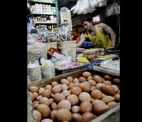 Para pedagang maupun pembeli berharap harga BBM tidak jadi dinaikan karena akan membuat kesulitan transaksi.