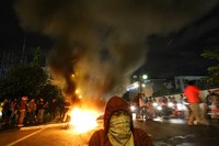 Demonstran juga memblokir jalan Diponegoro dalam aksi menolak kenaikan harga Bahan Bakar Minyak (BBM). ANTARA/M Agung Rajasa.