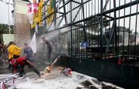 Polisi lalu mengguyur para pendemo menggunakan senjata penyemprot air, namun tidak membuat mahasiswa surut.