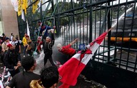 Watercanon terus menyerang demonstran.