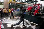 Mahasiswa Jebol Pagar DPR