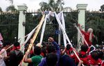 Mahasiswa Jebol Pagar DPR