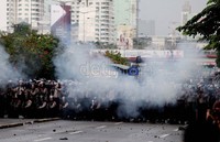 Polisi menembakan gas air mata untuk membubarkan demonstran.