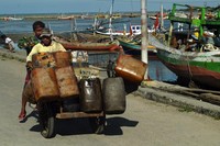 Dua nelayan membawa pulang sejumlah jerikennya, ketika mengetahui BBM habis di Stasiun Pengisian Bahan Bakar Minyak Nelayan (SPBN) Pelabuhan Branta Pesisir, Pamekasan, Jatim, Kamis (29/3). ANTARA/Saiful Bahri.