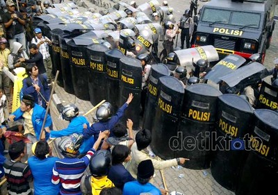 Demo BBM di DPRD Jatim Ricuh
