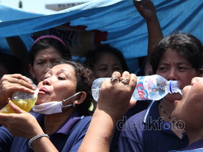 Demo Buruh Tolak BBM Naik Disengat Matahari