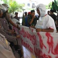 Pocong Juga Ikut Tolak Kenaikan Harga BBM