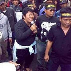 Wanita Berkaus Hitam Menangis Minta Eep Dibebaskan