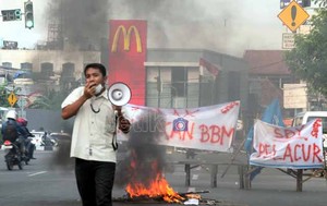Pendemo Bakar Ban, Jalan Diponegoro Ditutup