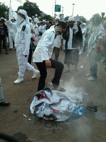 Massa FUI di Istana Bakar-bakar Spanduk