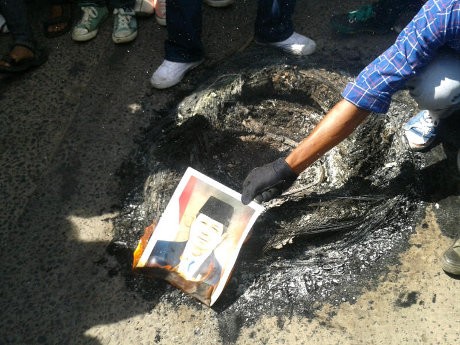 Tolak Kenaikan BBM, Mahasiswa Makassar Bakar Foto SBY