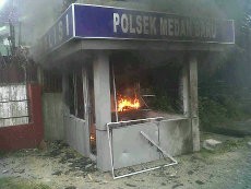 Dua Pos Polisi di Medan Dirusak Mahasiswa
