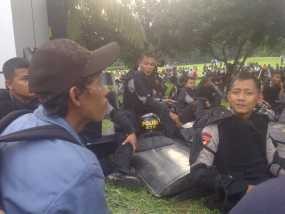 Cooling Down, Demonstran & Brimob Mesra di DPR