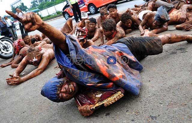 Mahasiswa Tutup Jalan Pemuda, Pom Bensin Dijaga Polisi