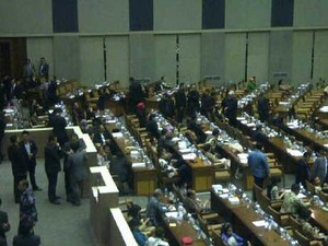 Kompak Berbaju Hitam, FPDIP Ancam WO di Paripurna BBM