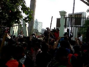 Jebol Gerbang DPR, Massa Bakar Spanduk di Halaman Gedung 