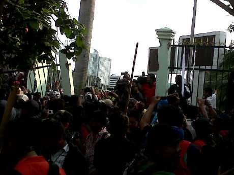 Pagar Jebol, 10 Pendemo Masuki Halaman DPR