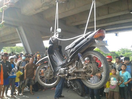 Tolak Kenaikan Harga BBM, Mahasiswa Makassar Gantung Motor