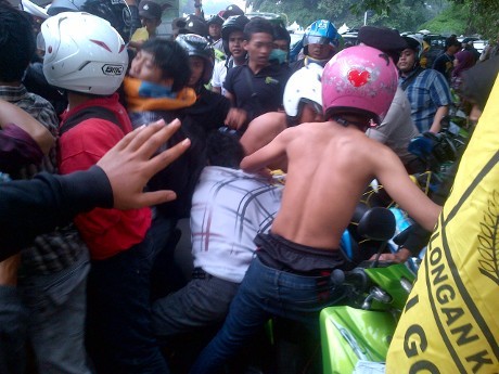 Mahasiswa Anti BBM Naik & Polisi Bentrok di Istana Bogor Mahasiswa Anti BBM Naik & Polisi Bentrok di Istana Bogor