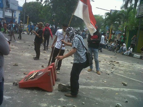 Polisi Terbirit-birit Dikejar Mahasiswa Anti Kenaikan BBM di Medan