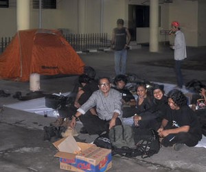 Tolak Kenaikan BBM, Mapala Unhas Nginap di DPRD Sulsel