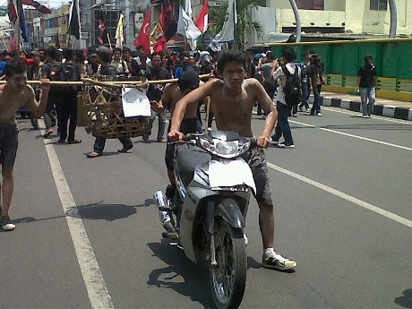 Hujan Bubarkan Demo Mahasiswa Medan