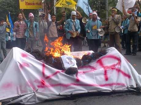 Blokir Jalan, Mahasiswa Solo Bakar Foto SBY