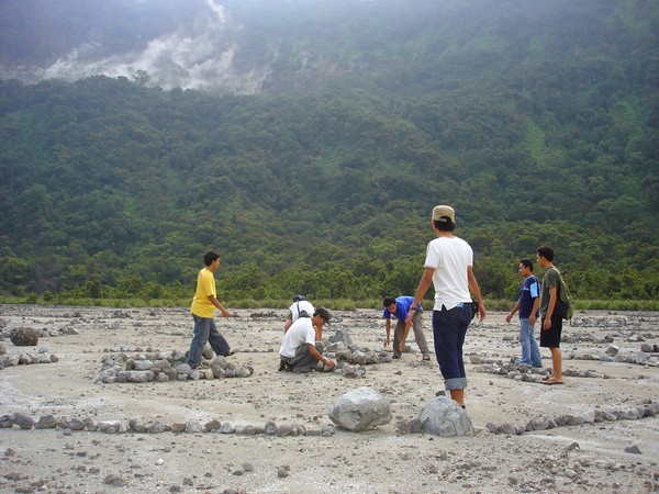 Kreasi Menyusun Batu, Hanya di Pelataran Kawah Upas 